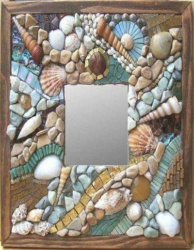 Specchio con cornice di conchiglie e pietre