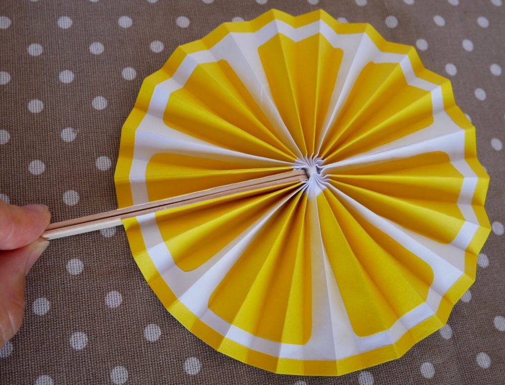 Set Di 8 Ventagli Di Carta Da Parete: 3 Fiori Bordeaux/Oro 20,3-40,6 Cm, 2 Ventagli Crema Con Pois Dorati 30,5 Cm. Decorazione Per Feste Autunnali, Lauree, Matrimoni, Baby Shower