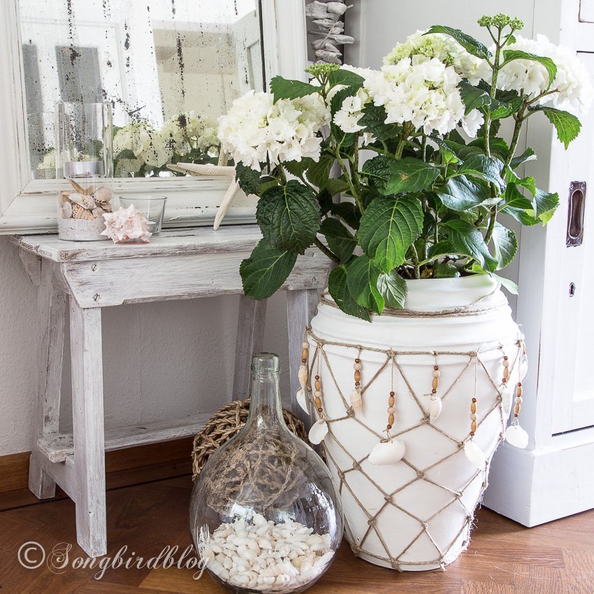 Decorazioni estive fai da te: vaso decorato con spago e conchiglie