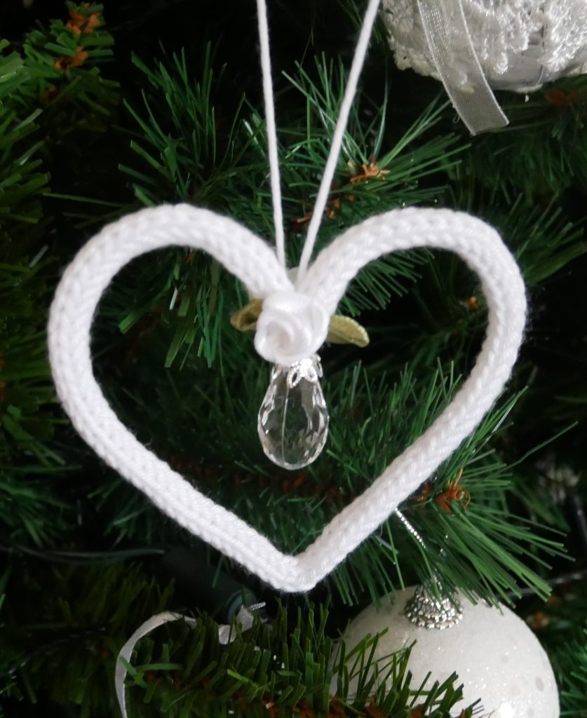 Addobbo di Natale in tricotin: cuore su albero